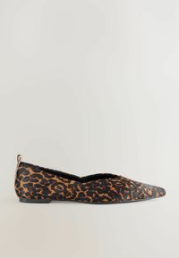 Płaskie buty w panterkę z ostro zakończonym noskiem, miękkim materiałem wierzchnim, niskim obcasem oraz małą pętelką z tyłu dla łatwego zakładania. Kolory czarny i beżowy.