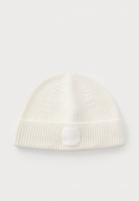 Beanie bianco a maglia con texture a coste, dotato di un risvolto e di una patch quadrata con il logo "HUGO" sul davanti.
