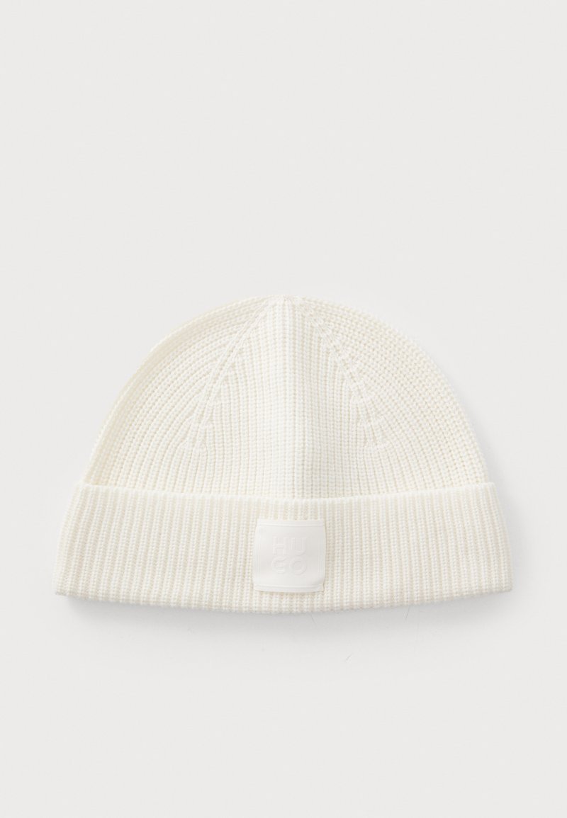Beanie bianco a maglia con texture a coste, dotato di un risvolto e di una patch quadrata con il logo "HUGO" sul davanti.
