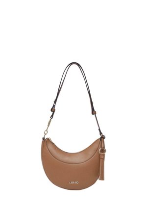 Brązowa skórzana torebka w kształcie półksiężyca z regulowanym ciemnobrązowym paskiem, złotym suwakiem, chwostem i logo "LIU.JO" z przodu.