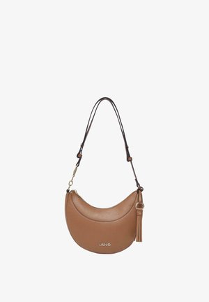 Brązowa skórzana torebka w kształcie półksiężyca z regulowanym ciemnobrązowym paskiem, złotym suwakiem, chwostem i logo "LIU.JO" z przodu.
