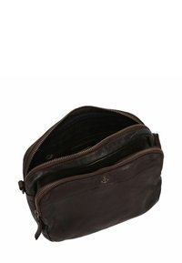 Borsa in pelle marrone con zip e molteplici scomparti, caratterizzata da una superficie texturizzata e un piccolo logo ad ancora. Chiusure con zip per una conservazione sicura.