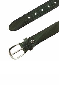 Groene leren riem met een gestructureerde afwerking, zilveren metalen gesp en verschillende aanpassing gaten langs de band.