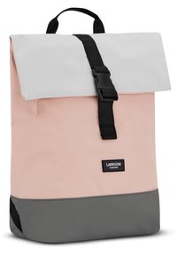 Reppu vaaleanpunaisena ja harmaana, valmistettu kankaasta, jossa on kääntö-yläosa. Varustettu mustalla hihnalla ja brändilapulla. Sileä rakenne ja matta pinta.