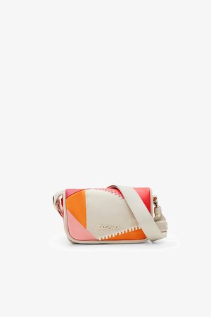 Umhängetasche mit einer Mischung aus Koralle, Pink, Orange und Cremefarben, ausgestattet mit geometrischen Patches und kontrastierenden Nähten.