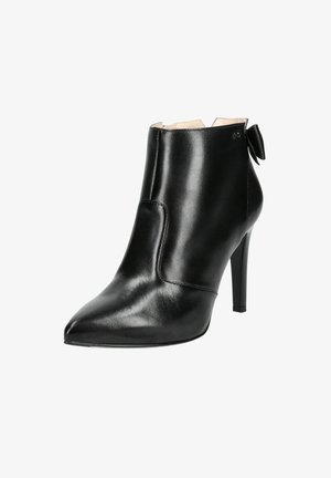 Schwarze Lederstiefelette mit spitzem Zeh und hohen Stilettoabsätzen. Auffällige Details sind ein Ausschnitt-Design und ein Schleifenakzent an der Rückseite.