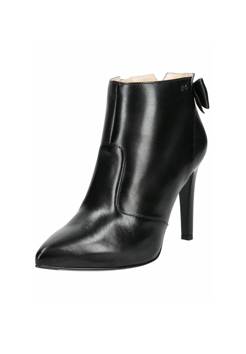 Bottine noire en cuir avec un bout pointu et un haut talon aiguille. Les détails remarquables incluent un design découpé et un accent en nœud à l'arrière.