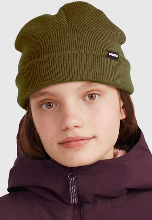Bonnet côtelé vert foncé avec un bord replié ; comporte une petite étiquette noire du logo O'Neill. Porté avec une veste violette.