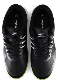 Svarta träningsskor med en texturerad mesh-ovandel, vita snören och en grön accent på sulan, med logotypdetalj på tungan. Stl 41.