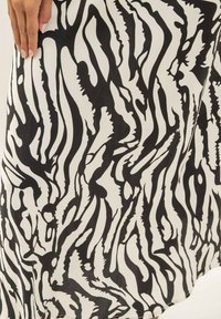 Dona x Lisa LONGUE MOTIFS ZÈBRE XORANIA - Jupe longue - noir