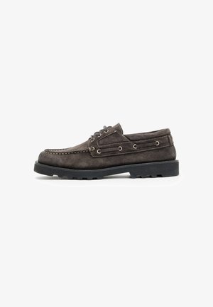 Dunkelgraue Wildleder-Bootsschuhe mit niedrigem Profil, weißen Nähten, metallischen Ösen und einer strukturierten schwarzen Gummisohle.