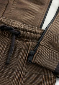 Next 3 PIECE CHECK AND JOGGER SET - Printtipaita - tan brown
