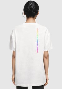Merchcode HOPE RAINBOW OVERSIZED BOYFRIEND TEE - T-Shirt print - white
