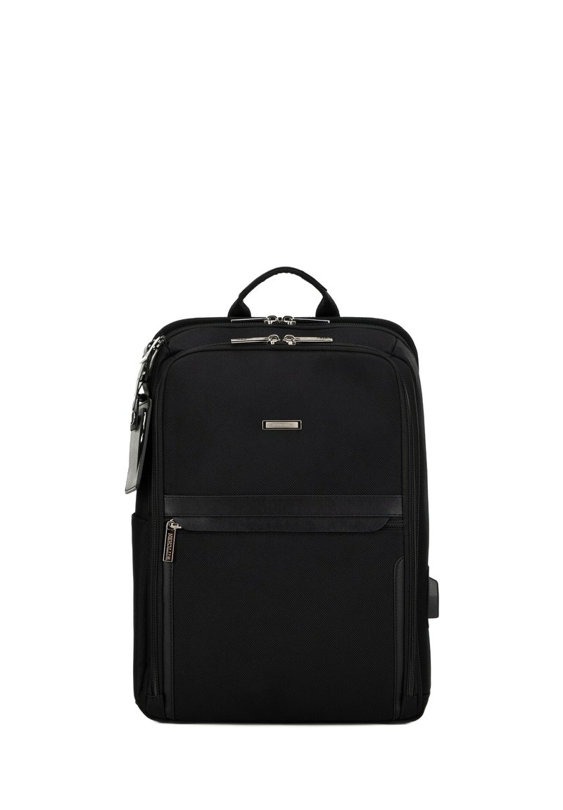 Mochila negra con acabado texturizado, compartimentos con cremallera y un asa en la parte superior. Cuenta con un bolsillo frontal y acentos en hardware plateado.