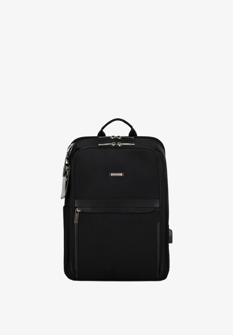 Mochila negra con acabado texturizado, compartimentos con cremallera y un asa en la parte superior. Cuenta con un bolsillo frontal y acentos en hardware plateado.