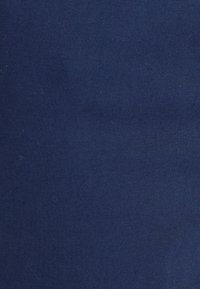 Tessuto blu navy scuro con una texture liscia e una superficie uniforme; nessun motivo o hardware visibile, colore omogeneo in tutto.