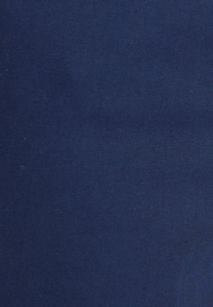 Donker marineblauwe stof met een gladde textuur en een gelijkmatige oppervlakte; geen patronen of hardware zichtbaar, consistente kleur doorheen.