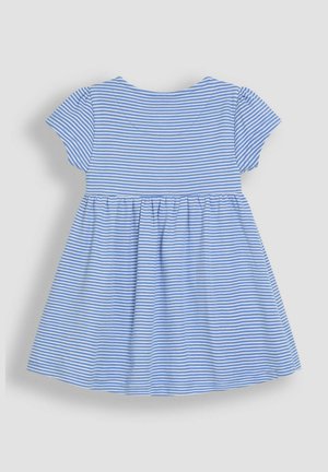 Plava i bijela prugasta haljina kratkih rukava, s okruglim izrezom i nabranim suknjom. Mekani, pamučni materijal lagane teksture.