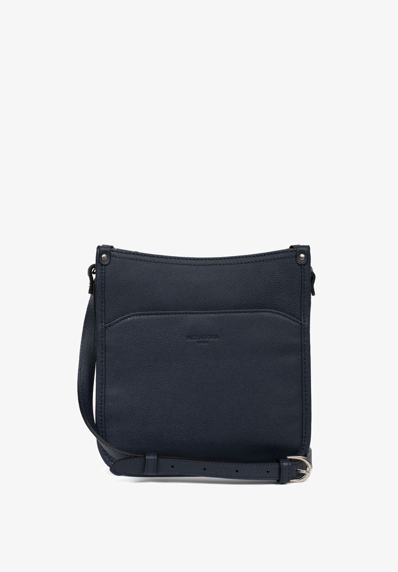 Borsa a tracolla in pelle blu navy con una texture liscia, dotata di una tasca frontale e di una tracolla regolabile con una fibbia argentata.