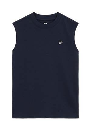 Maglietta blu navy senza maniche con scollo rotondo e piccolo emblema di uccello bianco e grigio sul petto sinistro.