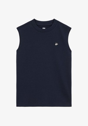 Granatowy bezrękawnik z okrągłym dekoltem i małym białym i szarym emblematem ptaka na lewej piersi.