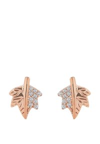 Un paio di orecchini a forma di foglia in oro rosa, ciascuno adornato con un grappolo di piccole gemme bianche rotonde su un lato.