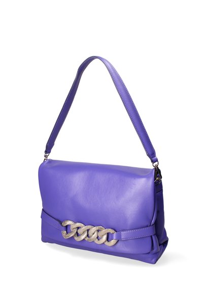 Sac à épaule en cuir violet avec une finition en chaîne argentée texturée, un design plat et une sangle unique réglable.