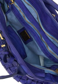 Borsa a mano in pelle con trama intrecciata, esterno blu vibrante e interno azzurro chiaro. Dotata di cerniere e dettagli in oro.