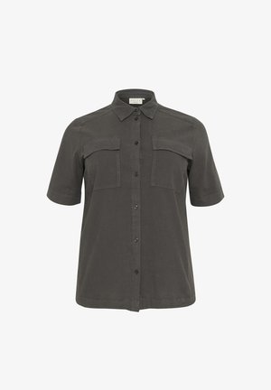 Camisa de manga corta en gris oscuro, de tejido suave, con cuello, dos bolsillos en el pecho y cierre de botones, que presenta detalles de costura sutiles.