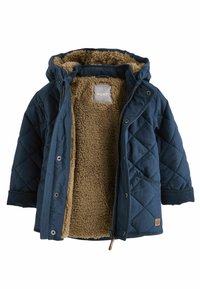 Námornícky prošívaný kabát s umělým kožíškem, kapucí, patentními knoflíky a žebrovanými manžetami. Obsahuje štítek uvnitř.