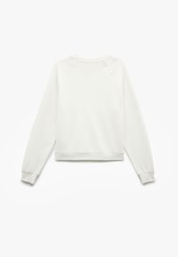 Sudadera blanca con cuello redondo, mangas raglán y dobladillo recortado. Confeccionada en material suave con puños y cinturilla acanalados.