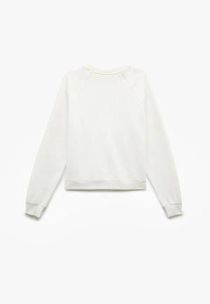 Sudadera blanca con cuello redondo, mangas raglán y dobladillo recortado. Confeccionada en material suave con puños y cinturilla acanalados.