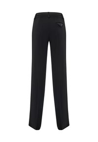 Pantaloni neri a vita alta con un design a gamba dritta. Presentano un dettaglio triangolare con logo sul retro e cuciture verticali pulite per un aspetto sartoriale.