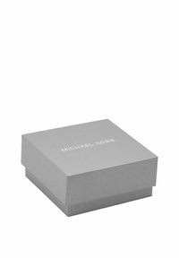 Caja de cartón gris en forma de cuadrado con un acabado texturizado, que presenta el logo "MICHAEL KORS" impreso en blanco en la parte superior.