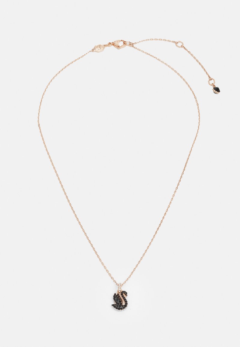 Rozā zelta kaklarota ar gulbja piekariņu, kas rotāta ar melniem akcentiem un delikātu ķēdi. Iekļauta aizdare un regulējams garums.