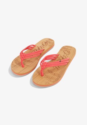 Koralfarvede flip-flops med flettede remme, bambusstruktureret fodseng og floral gravering. Letvægtsdesign med farverig kantdetalje.