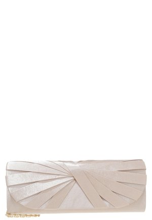 Elegante lichtroze clutch met geplooid stofontwerp en verborgen gouden kettingriem, afgebeeld tegen een witte achtergrond.