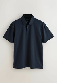 Tumši zils īsroku polo krekls ar apkakli un divu pogu aizdari, izmērs vidējs, brīvs piegriezums, klāts uz gaišas virsmas.