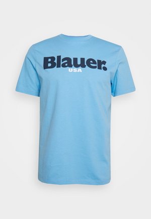 Hellblaues kurzärmeliges T-Shirt mit großem dunkelblauem Schriftzug "Blauer." und kleinerem weißem Schriftzug "USA" in der Mitte der Brust.