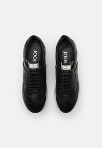 Svarta lädersneakers med en slät yta, med en vit gummisole, runda snören och märkta innersulor. Klassisk sportig design.