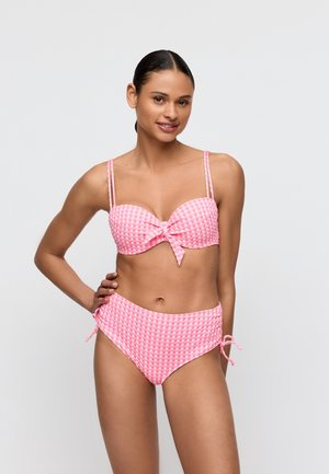 Roze gingham-bikini met een strapless top voorzien van een strik en een high-waisted broekje met zijkanten om te strikken. Gladde stoftextuur.