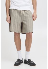 Beige gestreifte Shorts mit elastischem Bund und Kordelzug. Hergestellt aus leichtem Stoff, mit lockerem Schnitt und mittlerer Oberschenkellänge.