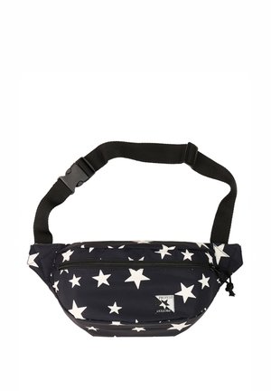 Schwarze Bauchtasche mit verstellbarem Riemen, verziert mit weißen Sternen und einem kleinen rechteckigen Markenlabel auf der vorderen Reißverschlusstasche.