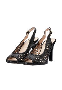 Czarne buty na wysokim obcasie typu slingback z wyciętym wzorem laserowym, z odkrytym palcem i błyszczącym teksturowanym materiałem. Regulowany pasek z złotą klamrą.