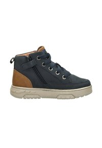Donkerblauwe en bruine hoge sneaker met veters, zijrits, band en beige rubberen zool, die naar rechts gericht is op een witte achtergrond.