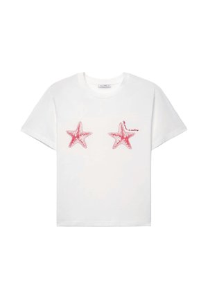 Maglietta bianca a maniche corte con due stelle marine rosse stampate sull'area del petto e un piccolo testo rosso vicino alla stella marina destra.