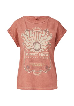 Losse, korte mouwen T-shirt in roestkleur, gemaakt van zacht materiaal. De frontafbeelding heeft een zonmotief met tekst; het schoudernaaddetail is zichtbaar.