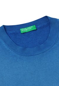 Maglione blu lavorato a maglia con collo rotondo e bordi a coste. Presenta un'etichetta verde con la scritta "UNITED COLORS OF BENETTON." Texture liscia.