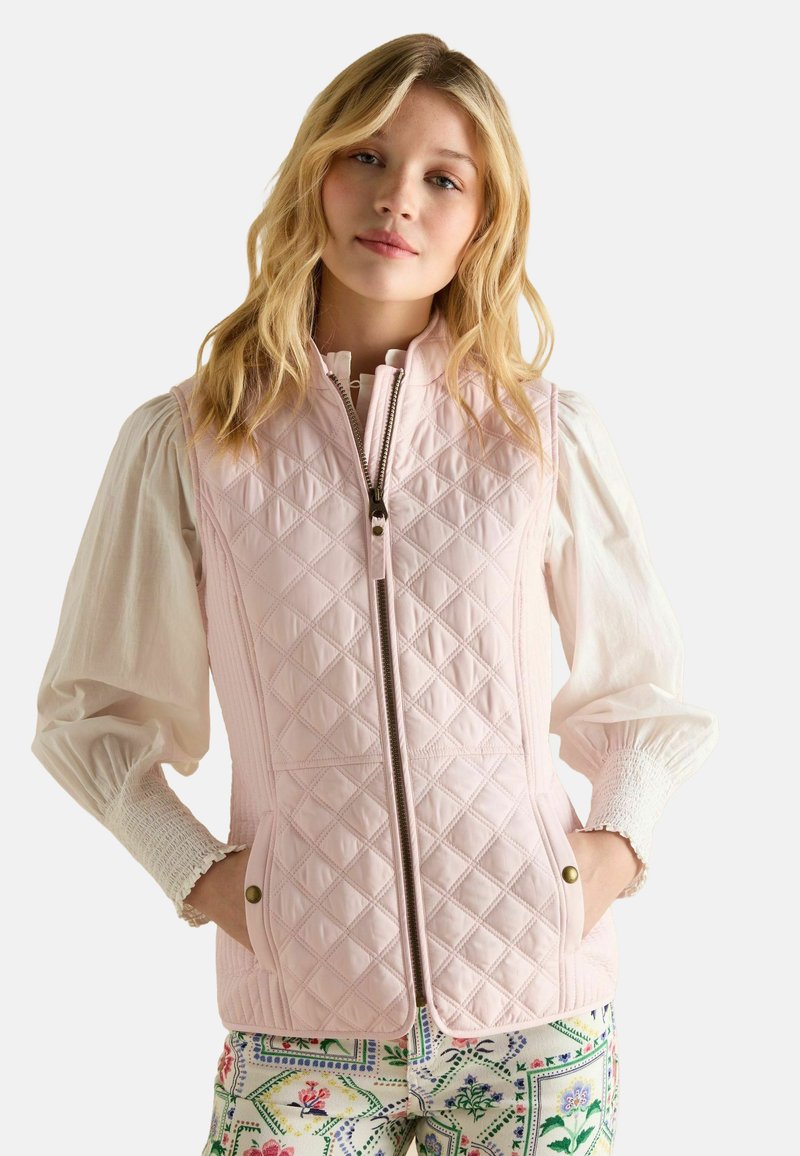 Gepolsterte pinke Weste mit hohem Kragen, Frontreißverschluss und zwei seitlichen Taschen, versehen mit einem diamantartigen Muster und kontrastierenden strukturierten Ärmeln.
