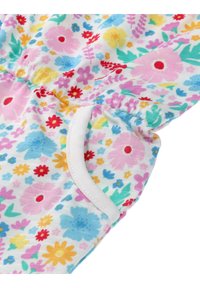 Jednoczęściowy strój z tkaniny w kwiatowy wzór w pastelowych kolorach, z białym wykończeniem, marszczonym pasem i różnymi małymi wzorami kwiatów. Wykonany z miękkiego materiału bawełnianego.